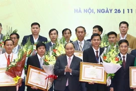 Thủ tướng Nguyễn Xuân Phúc dự Lễ khen thưởng các tập thể và cá nhân có thành tích xuất sắc trong thực hiện Nghị quyết Trung ương 7 (Khóa X) về nông nghiệp, nông dân, nông thôn. (Ảnh: Thống Nhất/TTXVN)
