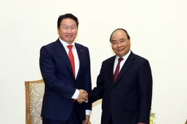 Thủ tướng Nguyễn Xuân Phúc tiếp Chủ tịch Tập đoàn SK Hàn Quốc Chey Tae-won. (Ảnh: Thống Nhất/TTXVN)