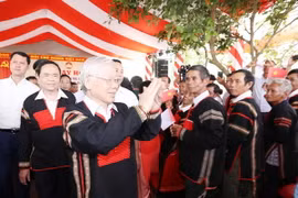 Tổng Bí thư, Chủ tịch nước Nguyễn Phú Trọng dự Ngày hội Đại đoàn kết toàn dân tộc các Buôn, thôn xã Dur Kmăl, huyện Krông Ana. (Ảnh: Trí Dũng/TTXVN)