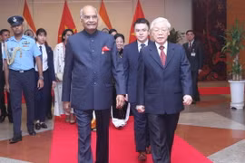 Tổng Bí thư, Chủ tịch nước Nguyễn Phú Trọng và Tổng thống Ấn Độ Ram Nath Kovind đến dự tiệc chiêu đãi. (Ảnh: Lâm Khánh/TTXVN)
