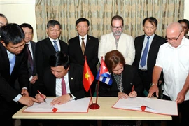 Ông Nguyễn Xuân Thắng và bà Rosario Pentón, Ủy viên Trung ương Đảng Cộng sản Cuba, Hiệu trưởng Trường Đảng Cao cấp Ñico López ký Bản ghi nhớ về hợp tác giữa Học viện Chính trị Quốc gia Hồ Chí Minh và Trường Đảng Cao cấp Ñico López. (Ảnh: Vũ Hà/TTXVN)