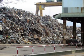 Nhà máy thép gây ô nhiễm nghiêm trọng. (Ảnh: Nguyễn Sơn/TTXVN)