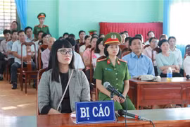 Tại phiên tòa Huỳnh Thục Vy xin phép ngồi nghe xử án vì lý do sức khỏe. (Ảnh: Phạm Cường/TTXVN)