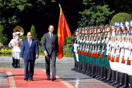 Thủ tướng Nguyễn Xuân Phúc và Thủ tướng Pháp Édouard Philippe duyệt Đội danh dự Quân đội nhân dân Việt Nam. (Ảnh: Thống Nhất/TTXVN)