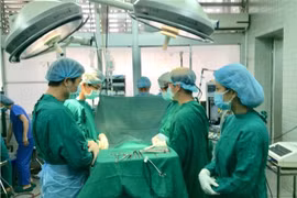Các bác sỹ cúi đầu mặc niệm người hiến tạng. (Ảnh: TTXVN phát)