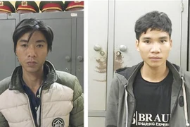 Đối tượng Hà Văn Đường (bên trái) và đối tượng Hà Văn Bình tại Cơ quan Công an. (Ảnh: TTXVN phát)