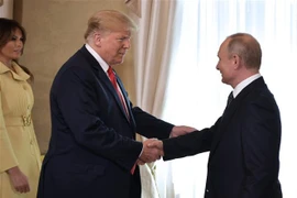 Tổng thống Nga Vladimir Putin (phải) trong cuộc gặp Tổng thống Mỹ Donald Trump (thứ 2, trái) tại Helsinki, Phần Lan ngày 16/7/2018. (Ảnh: AFP/ TTXVN)