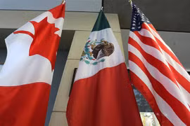 Quốc kỳ Canada, Mexico và Mỹ tại vòng 3 tái đàm phán NAFTA ở Ontario, Canada ngày 24/9/2017. (Ảnh: AFP/TTXVN)