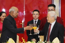 Tổng Bí thư, Chủ tịch nước Nguyễn Phú Trọng cùng Tổng thống Ấn Độ Ram Nath Kovind nâng ly chúc mừng. (Ảnh: Lâm Khánh/TTXVN)