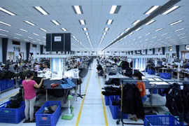 Sản xuất các mặt hàng may mặc xuất khẩu tại Công ty TNHH Kydo Việt Nam có vốn đầu tư Hàn Quốc (Khu Công nghiệp Phố nối A, Hưng Yên). (Ảnh: Phạm Kiên/TTXVN)
