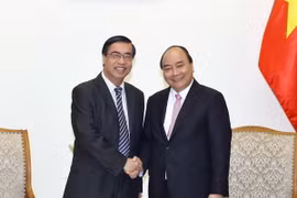Thủ tướng Nguyễn Xuân Phúc tiếp Đại sứ Nguyễn Phú Bình, Chủ tịch Hội Liên lạc với người Việt Nam ở nước ngoài. (Ảnh: Thống Nhất/TTXVN)