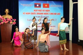 Chương trình văn nghệ do các sinh viên Lào đang học tập tại Thành phố Hồ Chí Minh biểu diễn tại buổi lễ. (Ảnh: Xuân Khu/TTXVN)