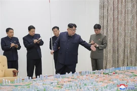 Nhà lãnh đạo Triều Tiên Kim Jong-un (phía trước) thị sát kế hoạch phát triển hiện đại thành phố biên giới Sinuiju ngày 16/11/2018. (Ảnh: YONHAP/ TTXVN)
