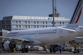 Máy bay của Hãng hàng không Air France-KLM đỗ gần trụ sở hãng tại sân bay Roissy-Charles de Gaulle, phía bắc Paris (Pháp). (Ảnh: AFP/TTXVN)