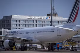 Máy bay của Hãng hàng không Air France-KLM đỗ gần trụ sở hãng tại sân bay Roissy-Charles de Gaulle, phía bắc Paris (Pháp). (Ảnh: AFP/TTXVN)