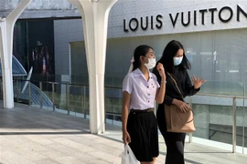 Khẩu trang là vật dụng thiết yếu của người dân Thái Lan khi ra khỏi nhà để phòng tránh COVID-19. (Ảnh: Ngọc Quang/TTXVN)