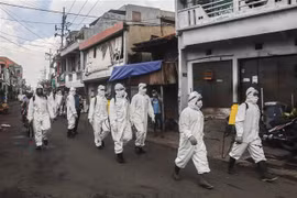Quân đội và cảnh sát Indonesia tham gia phun thuốc khử trùng phòng lây lan dịch COVID-19 tại Surabaya, ngày 16/4/2020. (Ảnh: THX/TTXVN)
