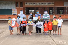Các em nhỏ Làng trẻ em SOS Thành phố Vinh rất hào hứng khi được các cô chú nhà máy sữa Nghệ An đến thăm và tặng sữa. (Nguồn: Vietnam+)