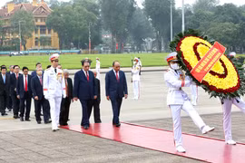 Đoàn đại biểu Lãnh đạo Đảng, Nhà nước đặt vòng hoa và vào Lăng viếng Chủ tịch Hồ Chí Minh. (Ảnh: Dương Giang/TTXVN)