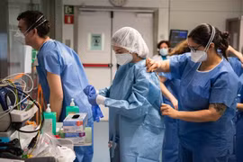 Nhân viên y tế làm việc tại bệnh viện điều trị cho bệnh nhân nhiễm COVID-19 ở Barcelona, Tây Ban Nha ngày 20/3/2020. (Ảnh: THX/ TTXVN)