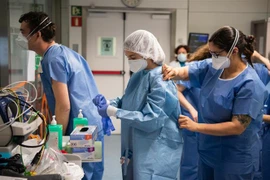 Nhân viên y tế làm việc tại bệnh viện điều trị cho bệnh nhân nhiễm COVID-19 ở Barcelona, Tây Ban Nha ngày 20/3/2020. (Ảnh: THX/ TTXVN)
