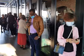Người dân đeo khẩu trang phòng tránh lây nhiễm COVID-19 tại Johannesburg, Nam Phi ngày 19/3/2020. (Ảnh: THX/ TTXVN)