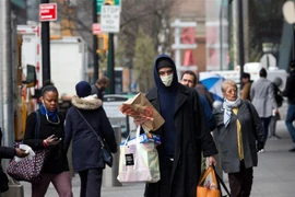 Người dân đeo khẩu trang phòng tránh lây nhiễm COVID-19 tại New York, Mỹ, ngày 3/4/2020. (Ảnh: THX/TTXVN)