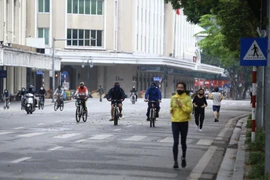 Nhiều người vẫn tập trung tập thể dục buổi sáng khu vực hồ Hoàn kiếm. (Ảnh: Minh Quyết/TTXVN)