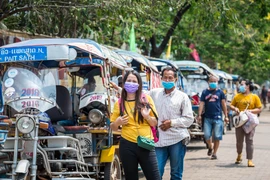 Người dân đeo khẩu trang phòng lây nhiễm COVID-19 tại Vientian, Lào, ngày 23/3/2020. (Ảnh: THX/TTXVN)