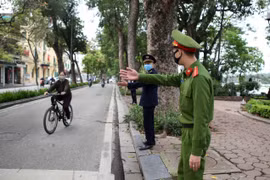 Ban Quản lý Khu vực Hồ Hoàn Kiếm(Hà Nội) đã huy động cán bộ, nhân viên trực xung quanh Hồ Hoàn Kiếm để nhắc nhở người dân không nên đi tập thể dục, tránh tập trung đông người trong thời gian này để tránh lẫy nhiễm dịch bệnh. (Ảnh: Danh Lam/TTXVN)