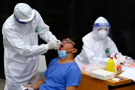 Hình ảnh xét nghiệm cho cán bộ, y bác sỹ tại Bệnh viện Bạch Mai