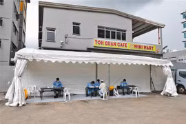 Kiểm tra sức khỏe cho lao động nước ngoài tại ký túc xá Toh Guan ở Singapore, ngày 8/4/2020. (Ảnh: THX/TTXVN)Changi