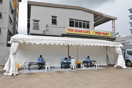 Kiểm tra sức khỏe cho lao động nước ngoài tại ký túc xá Toh Guan ở Singapore, ngày 8/4/2020. (Ảnh: THX/TTXVN)Changi