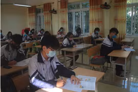 Trong lớp học, học sinh được yêu cầu ngồi giãn cách theo quy định. (Ảnh: Chu Hiệu/TTXVN)