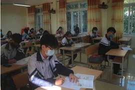 Trong lớp học, học sinh được yêu cầu ngồi giãn cách theo quy định. (Ảnh: Chu Hiệu/TTXVN)