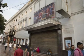 Một rạp chiếu phim đóng cửa do dịch COVID-19 tại New Delhi, Ấn Độ ngày 14/3/2020. (Ảnh: THX/TTXVN)