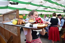 Các món ăn truyền thống Bavaria được giới thiệu tại lễ hội bia Oktoberfest ở Munich, Đức, ngày 21/9/2019. (Ảnh: THX/ TTXVN)
