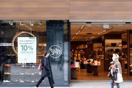Một cửa hàng hoạt động trở lại trên phố Graben, thủ đô Vienna, Áo ngày 1/4/2020. (Ảnh: THX/TTXVN)