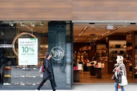 Một cửa hàng hoạt động trở lại trên phố Graben, thủ đô Vienna, Áo ngày 1/4/2020. (Ảnh: THX/TTXVN)