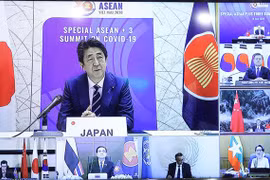 Thủ tướng Nhật Bản Abe Shinzo phát biểu tại Hội nghị Cấp cao ASEAN+3 về ứng phó với dịch bệnh COVID-19. (Ảnh: Thống Nhất/TTXVN)