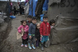 Trẻ em tại một trại tị nạn ở Lesbos, Hy Lạp, ngày 5/3. (Ảnh: AFP/TTXVN)