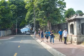 Du khách tham quan du lịch tại Côn Đảo. (Ảnh minh họa: Hoàng Nhị/TTXVN)