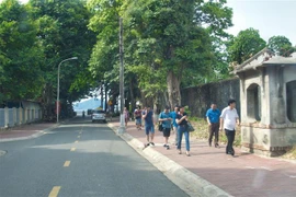 Du khách tham quan du lịch tại Côn Đảo. (Ảnh minh họa: Hoàng Nhị/TTXVN)