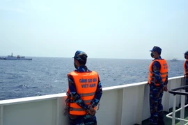 Lực lượng Cảnh sát biển hai nước thực hiện nghi thức chào xã giao trên biển. (Ảnh: TTXVN phát)