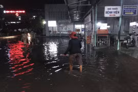 Mưa gây ngập nhiều khu vực trong Bệnh viện Đa khoa Khu vực huyện Hóc Môn. (Ảnh: TTXVN phát)