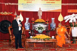 Phó Thủ tướng Thường trực Chính phủ Trương Hòa Bình chúc mừng các chư Tăng, Phật tử Nam tông và bà con Khmer nhân Tết cổ truyền Khmer Chol Chnam Thmay. (Ảnh: Xuân Khu/TTXVN)