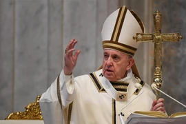 Giáo hoàng Francis cử hành thánh lễ Phục sinh tại Thánh đường St. Peter ở Vatican ngày 12/4/2020. (Ảnh: AFP/TTXVN)