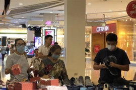 Người dân Thái Lan mua sắm tại các siêu thị. (Ảnh: Ngọc Quang/TTXVN)