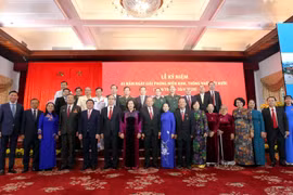 Chủ tịch Quốc hội Nguyễn Thị Kim Ngân, Phó Thủ tướng Thường trực Trương Hòa Bình, Bí thư Thành ủy TP Hồ Chí Minh Nguyễn Thiện Nhân với các đồng chí lãnh đạo thành phố và các đại biểu chụp ảnh chung. (Ảnh: Thanh Vũ/