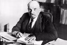 V.I.Lenin - lãnh tụ vĩ đại của giai cấp vô sản toàn thế giới, người sáng lập ra Quốc tế Cộng sản; đồng thời lãnh đạo nhân dân Nga tiến hành Cách mạng Tháng Mười Nga, lập ra Nhà nước công nông đầu tiên trên thế giới do Đảng của giai cấp vô sản lãnh đạo. (Ả